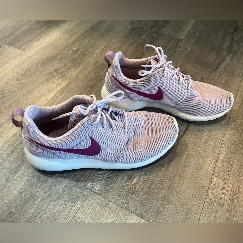 Women’s Pink and White Nike Tennis Running Shoes Size 8